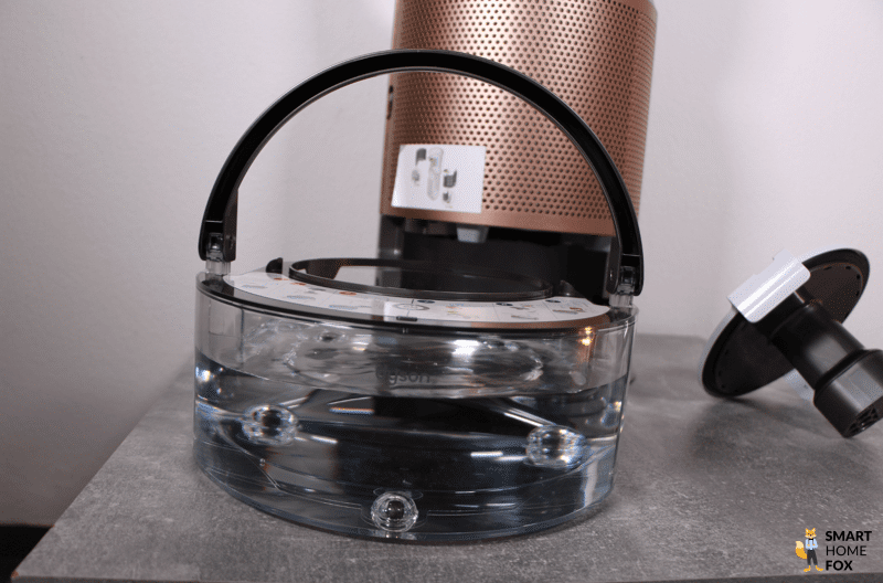 Резервуар для воды кондиционера Dyson без воздуховода наполнен водой на столе.